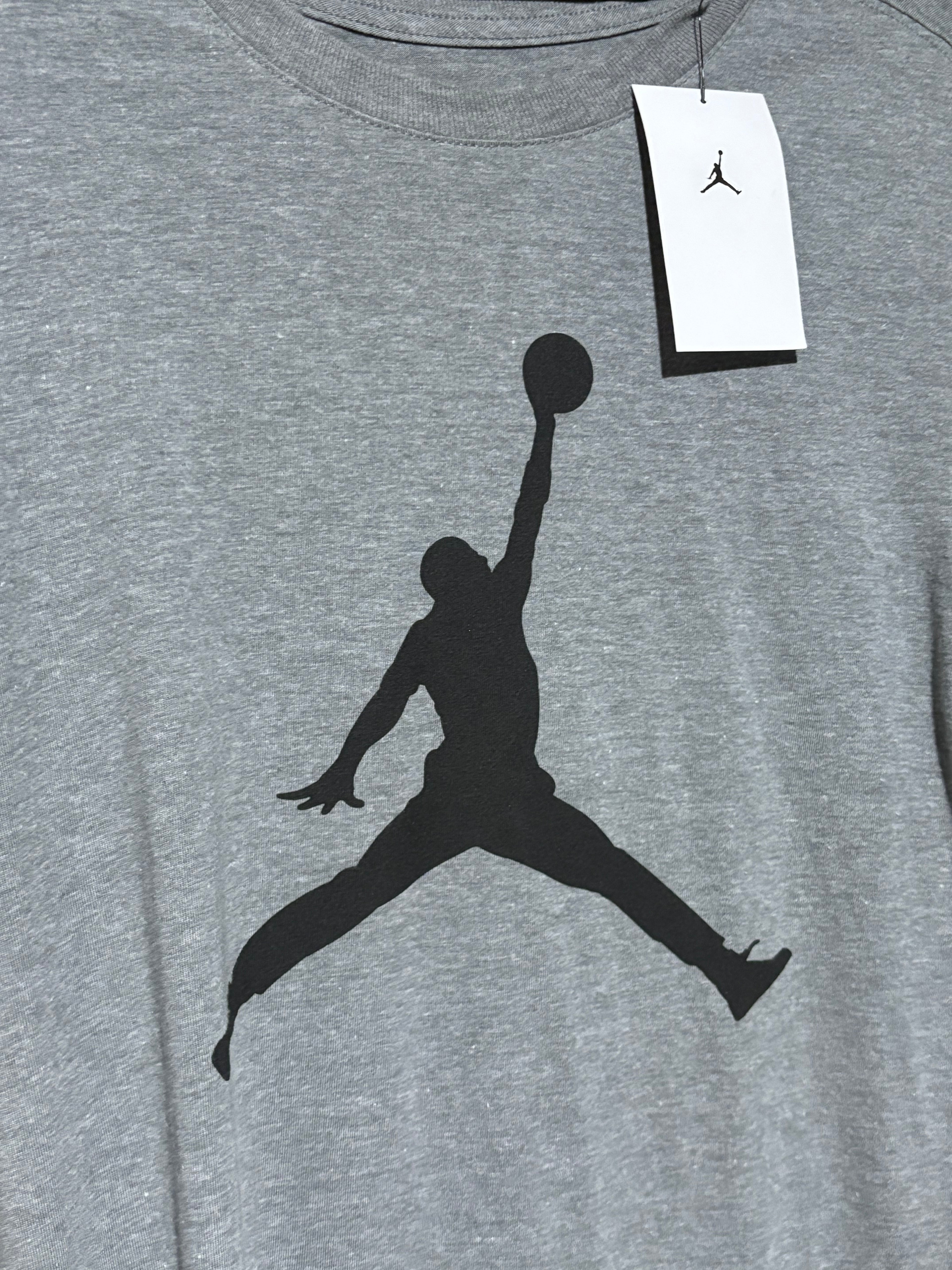 Playera Jordan gris
