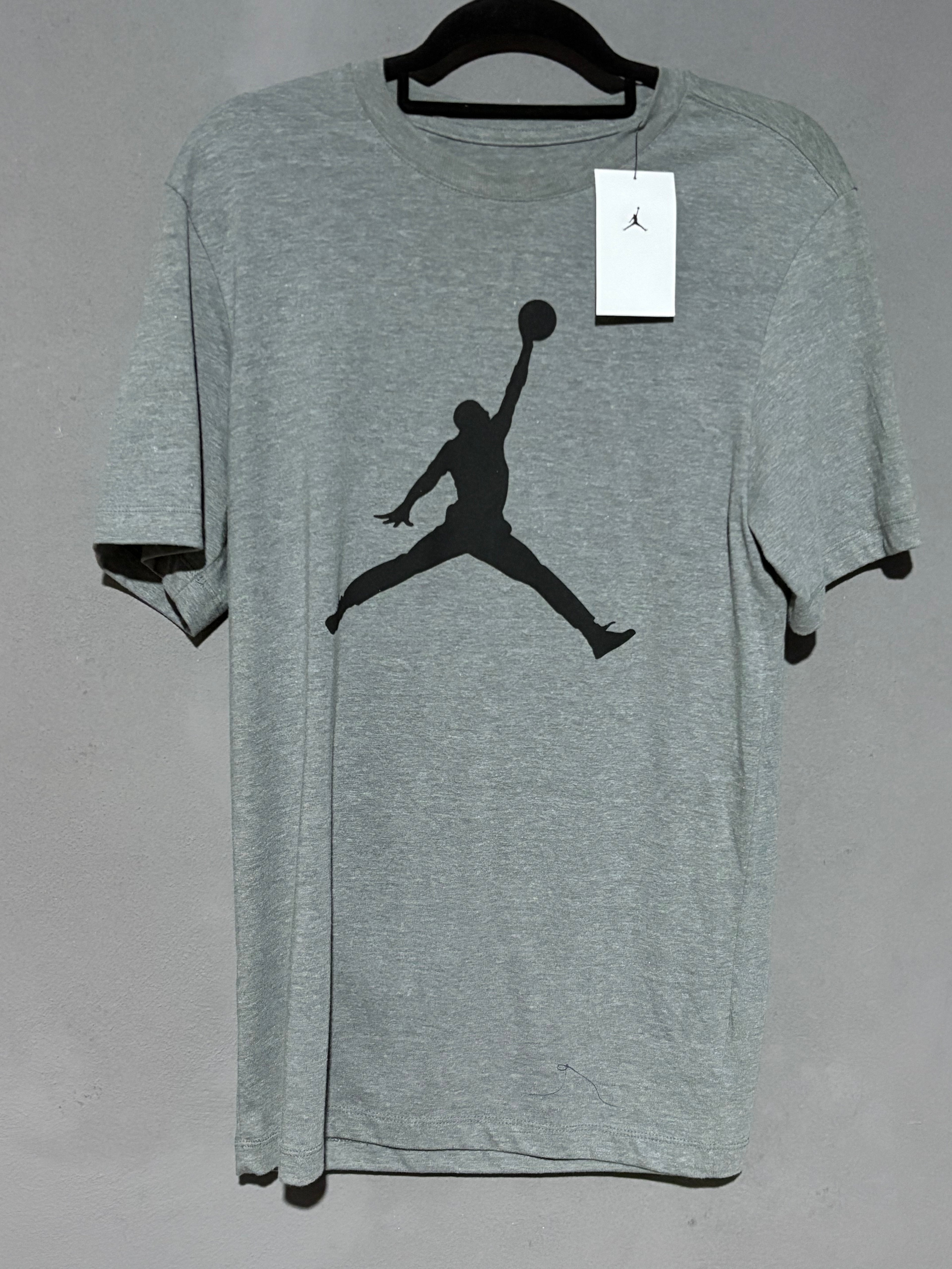 Playera Jordan gris