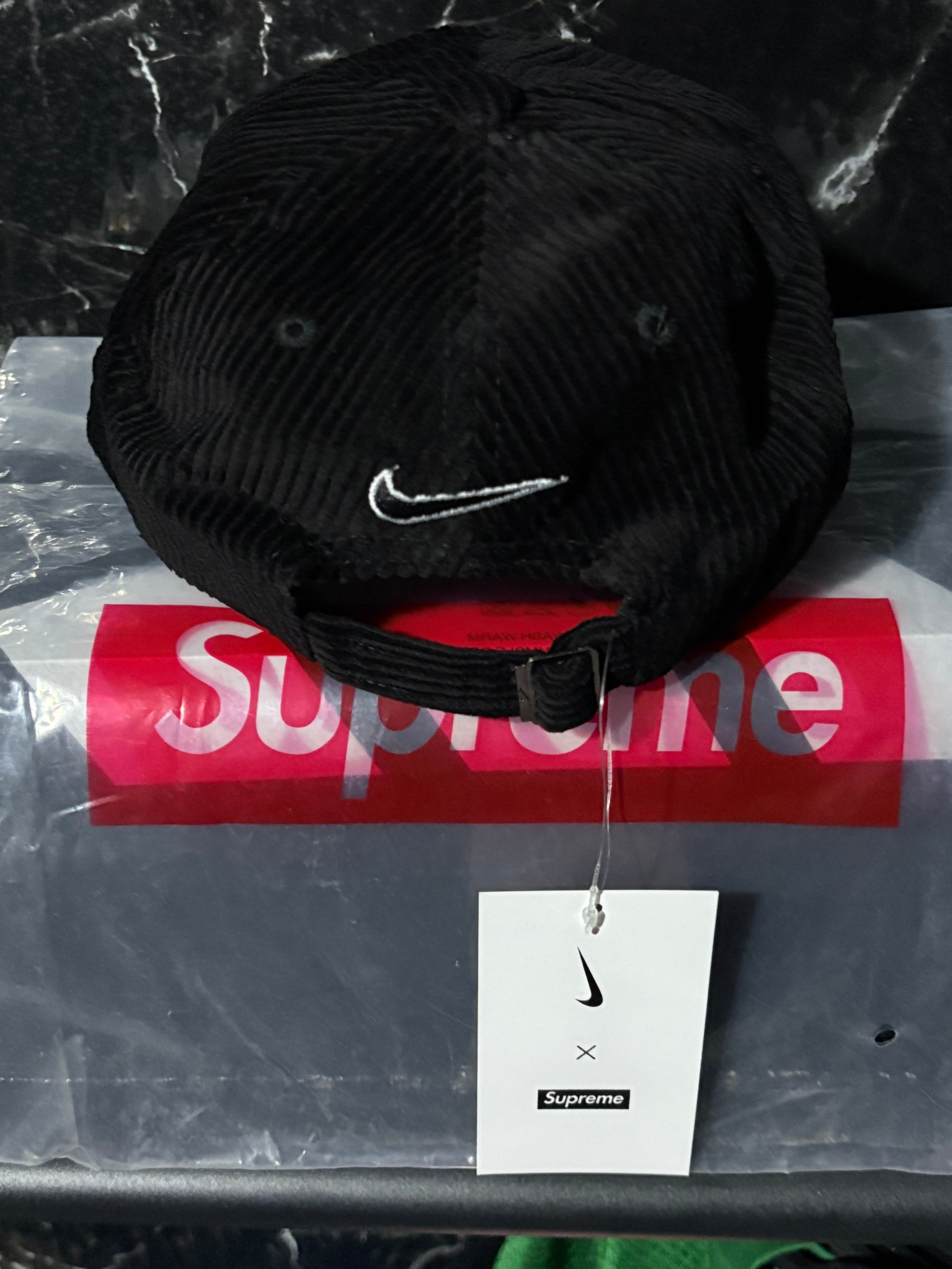 **AGOTADO** Gorra Supreme x Nike corduroy