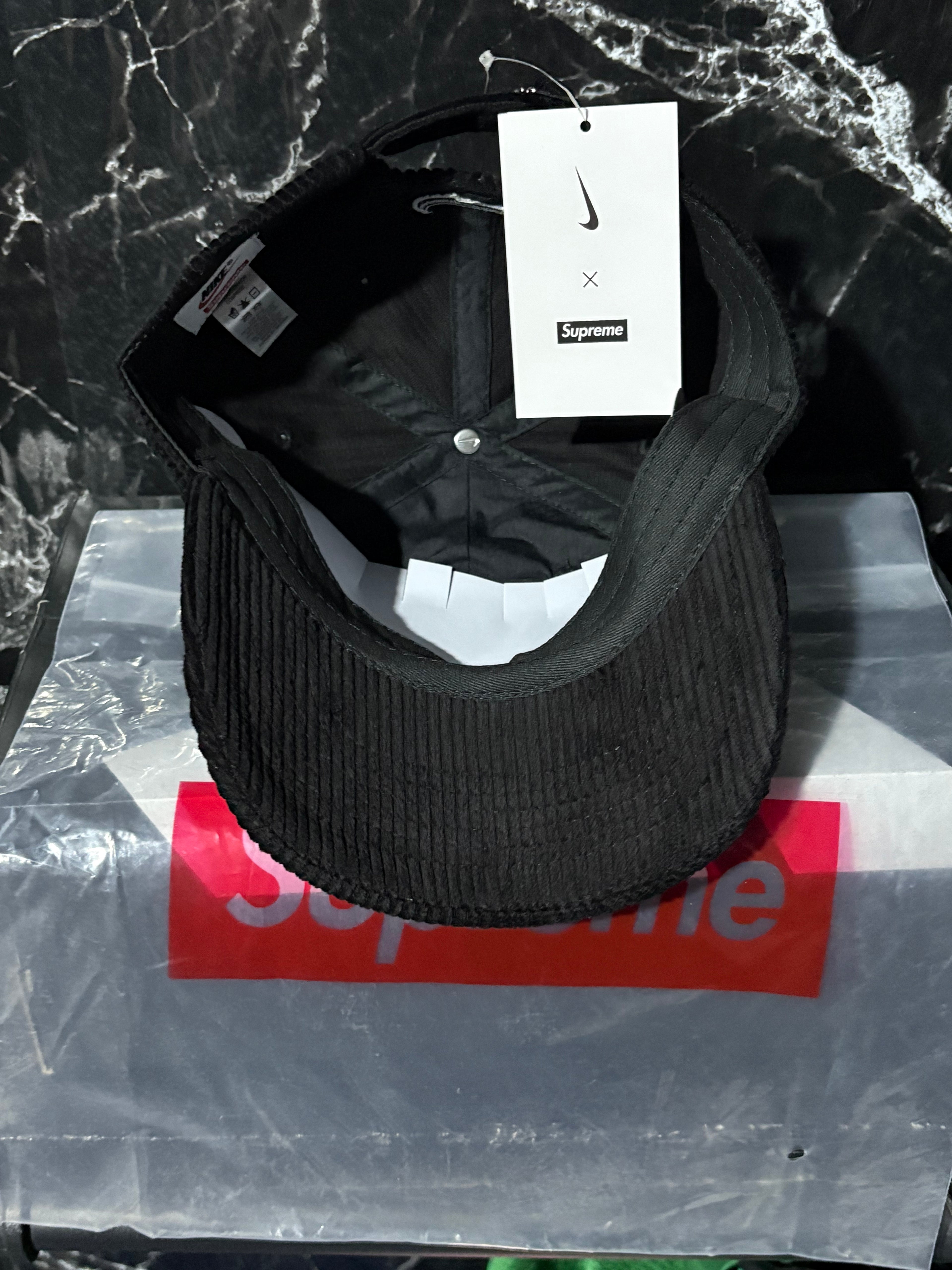 **AGOTADO** Gorra Supreme x Nike corduroy