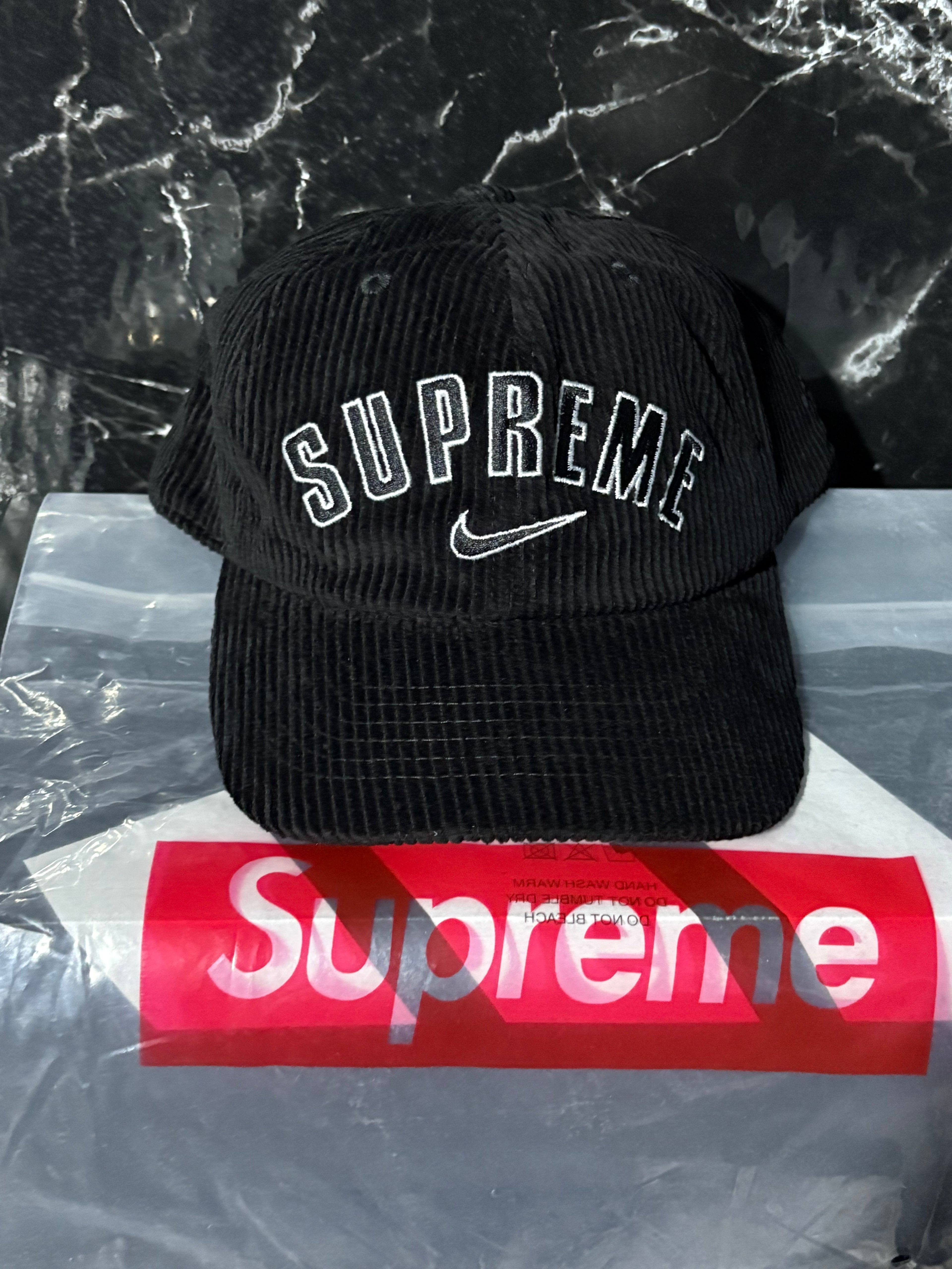 **AGOTADO** Gorra Supreme x Nike corduroy