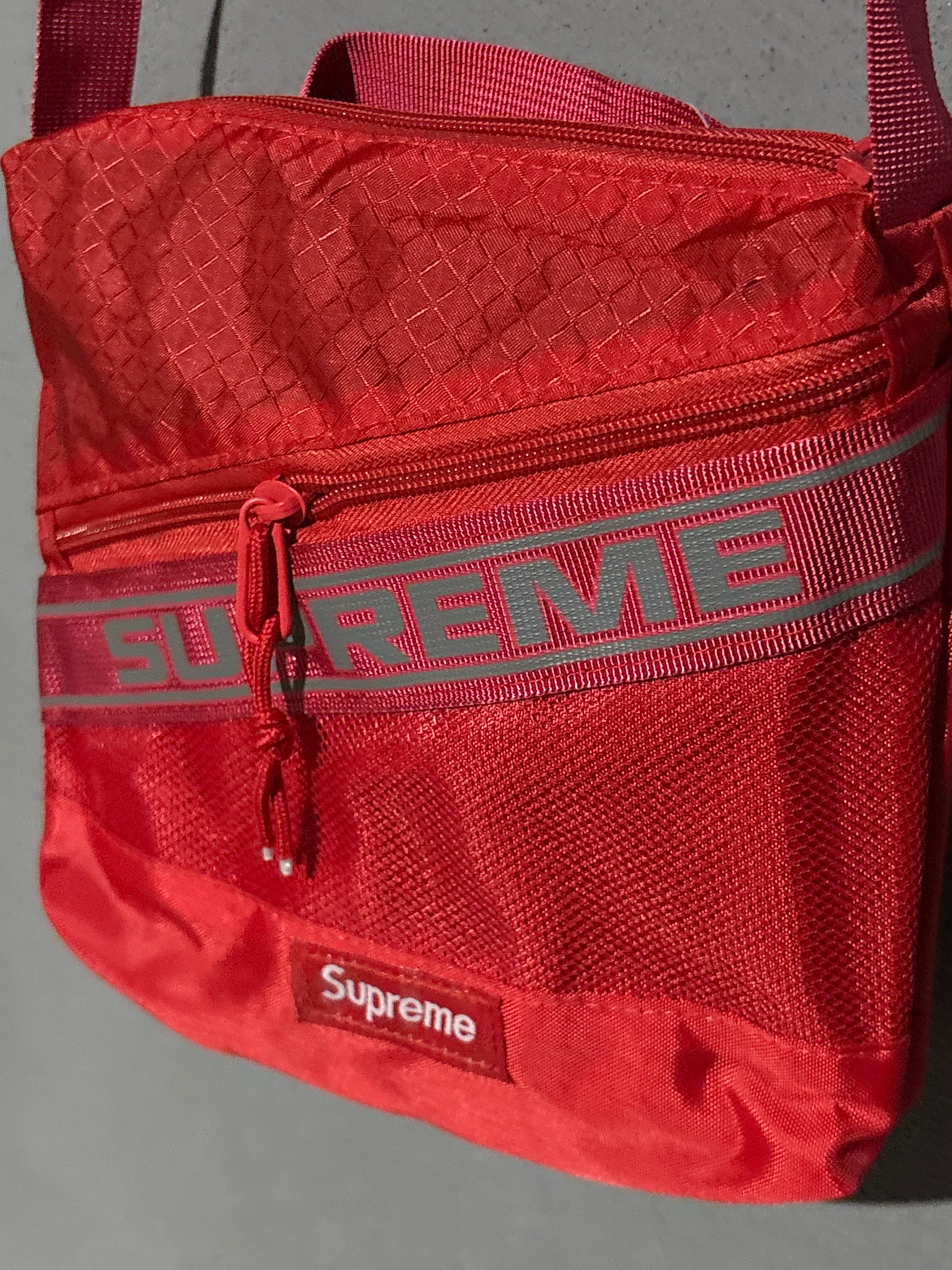 **AGOTADO** Bandolera Supreme roja